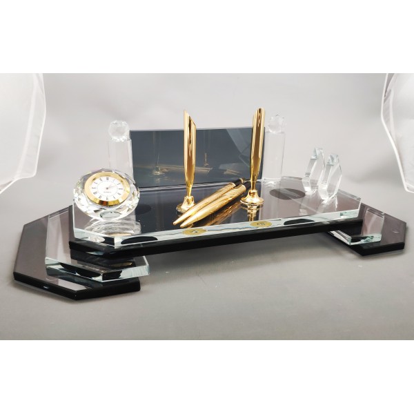 Büyük Boy 3 Kat Kristal Masa İsimliği