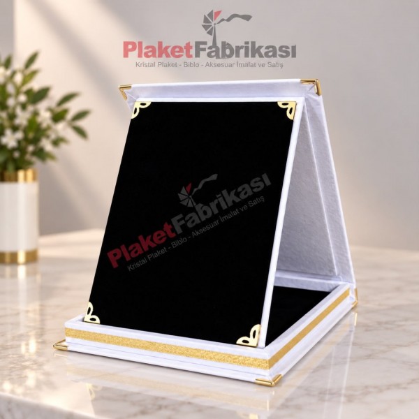 Beyaz Kadife Kutulu Siyah Plaket – Altın Detaylı Prestij Plaketi