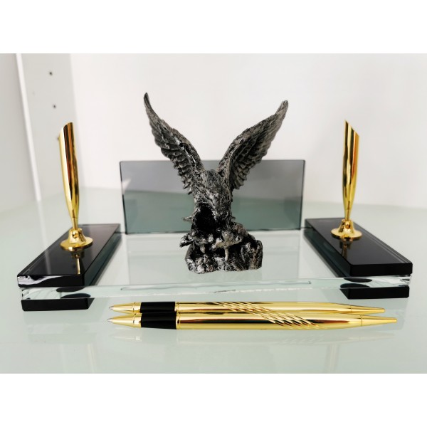 Kartal Biblolu Kristal Masa İsimliği